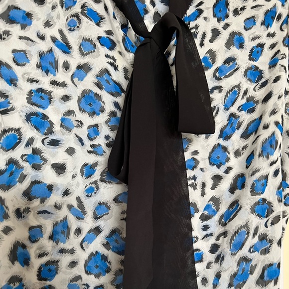 Leopard print top in size medium - Picture 3 of 6